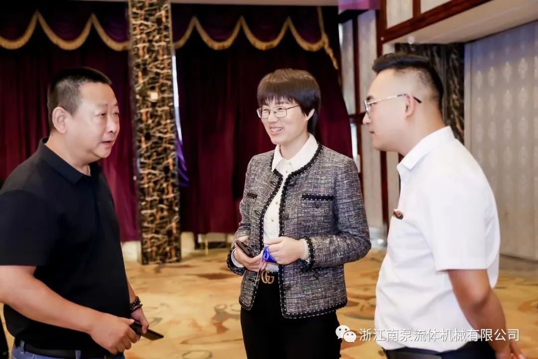 在會(huì)議中，專家及政府相關(guān)部門領(lǐng)導(dǎo)詳細(xì)解讀了石化行業(yè)環(huán)保技術(shù)政策。